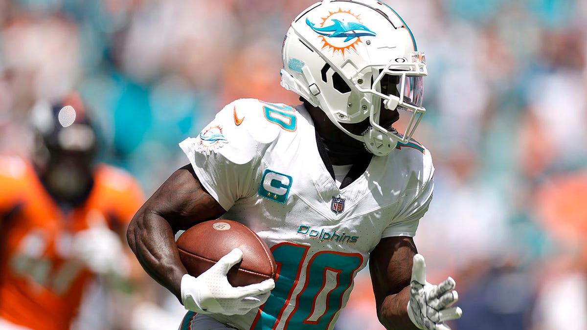 Dolphins' Tyreek Hill breaks away for 54-yard touchdown, celebrates in  stands with fans | Fox News